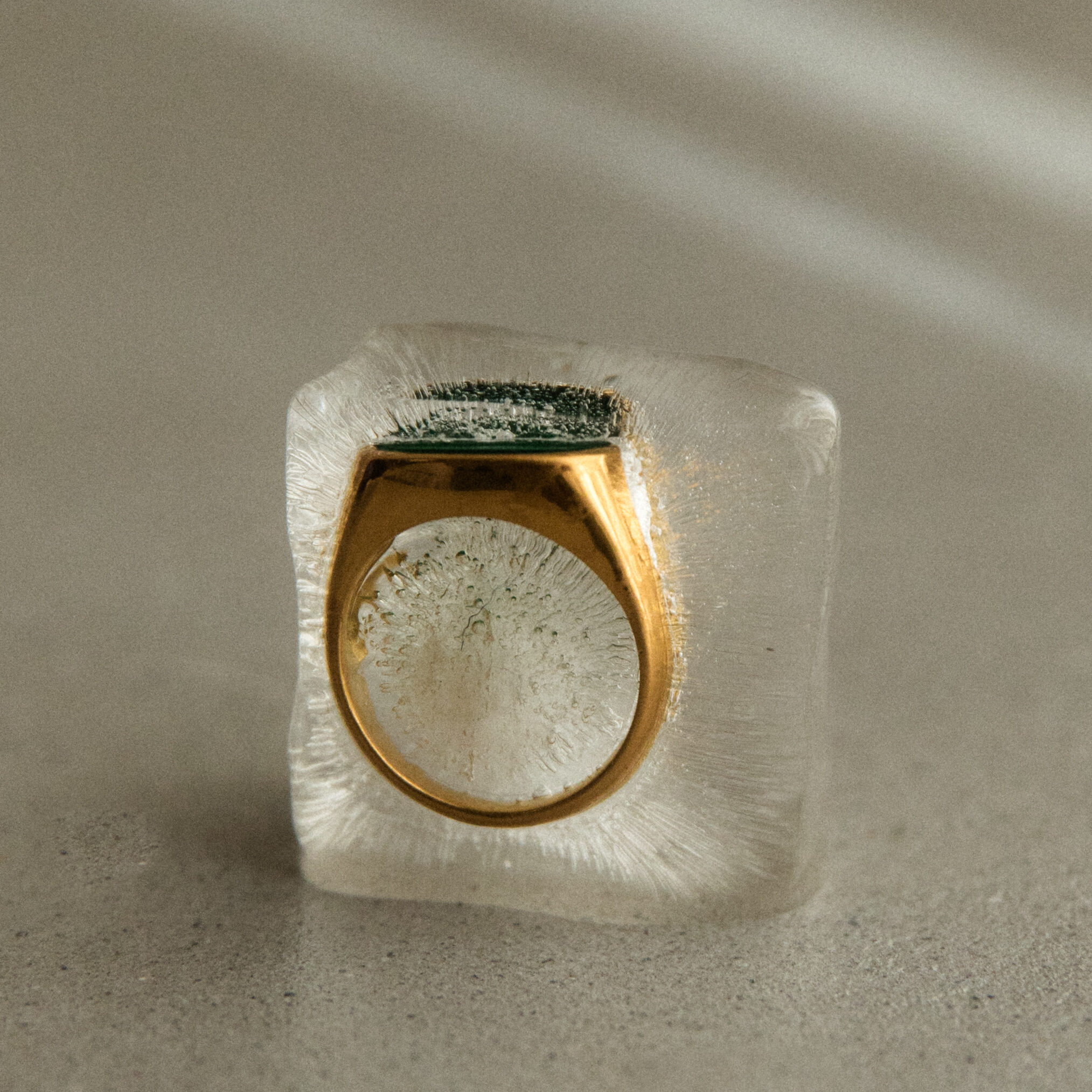 Ein Ring von les solides, eingefroren in einem Eiswürfel.